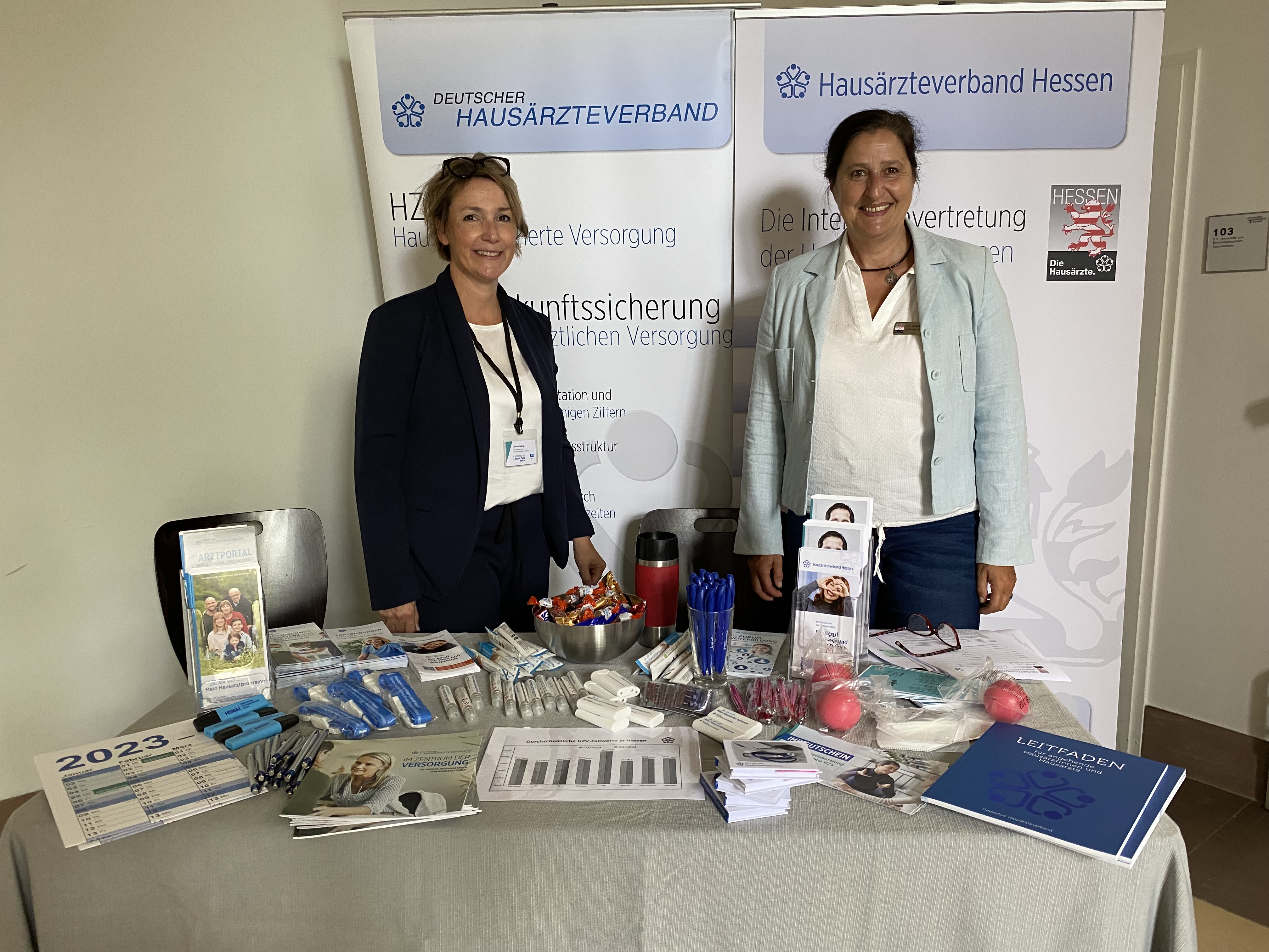 Sandra Knieling und Dr. Saloua Dillmann informierten beim Tag der Allgemeinmedizin in Gießen über die Hausarztzentrierte Versorgung